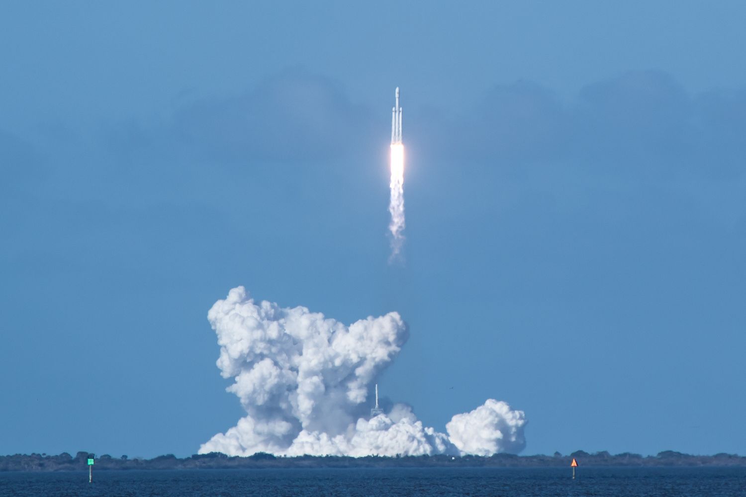 Photograph of the Falcon Heavy launching the Arabsat mission